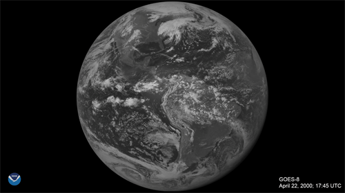 图4：2000年4月22日，从 GOES-8 satellite看到的地球。竟似一幅严重麻风病患的面容！