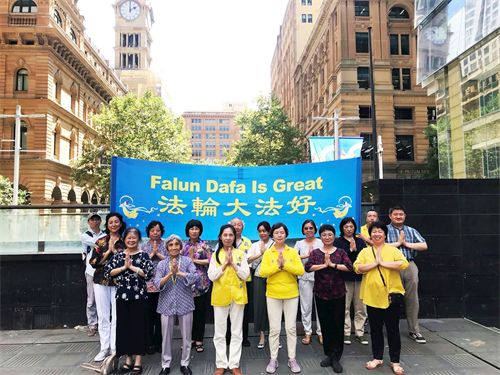 '图1:长期坚持在悉尼金融和政界聚集地马丁广场(Martin Place)讲真相的大法弟子向师尊拜年:师尊过年好!'