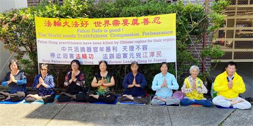 '图2:常年坚守在中领馆对面讲真相的悉尼大法弟子向师尊拜年:师尊过年好!'