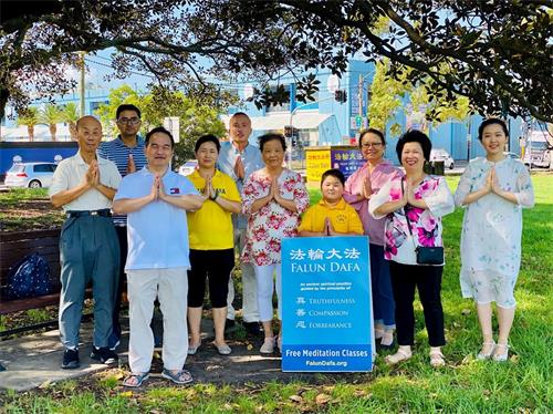 '图3:常年坚持在悉尼鱼市场对面公园挂横幅、讲真相的大法弟子向师尊拜年:师尊过年好!'