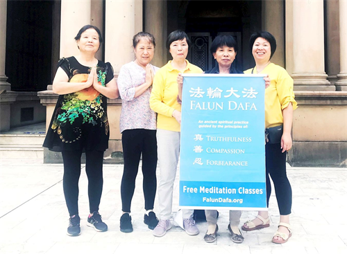 '图4:长期坚持在悉尼市政厅(Town Hall)前讲真相的大法弟子向师尊拜年:师尊过年好!'