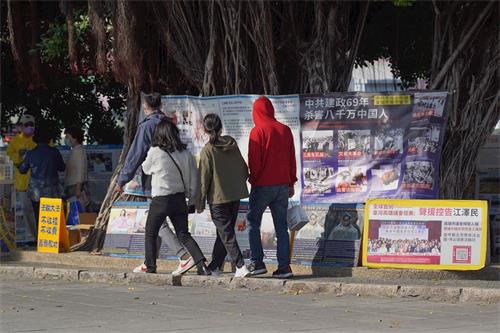 '图3：二零二一年一月三十一日周日下午，高雄部份法轮功学员于著名旅游景点“莲池潭龙虎塔”边广场炼功弘法讲<span class='voca' kid='62'>真相</span>，现场有很多真相横幅和展板。'