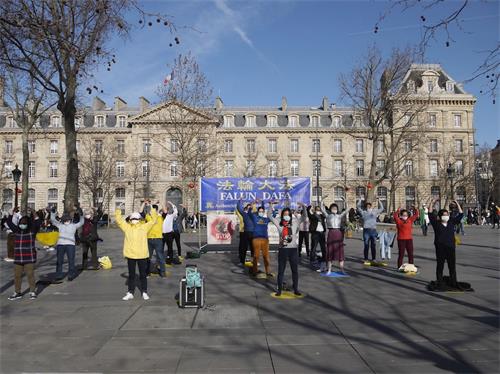 '图1：法轮功学员在巴黎共和广场展示法轮功功法'