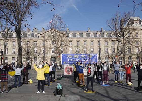 在巴黎共和广场对法轮功学员说