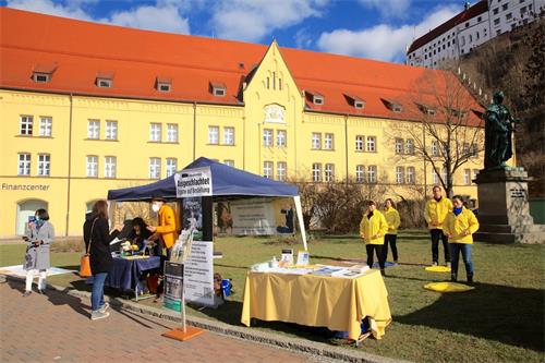 '图1：德国法轮功学员于二零二一年二月二十八日，在南部巴伐利亚的兰茨胡特城（Landshut）的三位一体广场（Dreifaltigkeitsplatz）举办信息日活动。'