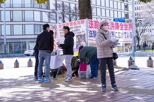 '图1～2：三月十四日，法轮功学员们在名古屋市中心“荣（Sakae）”讲真相'