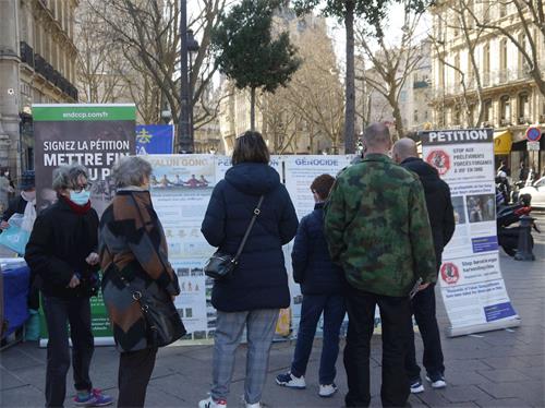 '图1～2：二月二十七日下午，法轮功学员在巴黎圣米歇尔广场（Place Saint Michel）进行了讲<span class='voca' kid='62'><span class='voca' kid='62'>真相</span></span>和征签的活动'