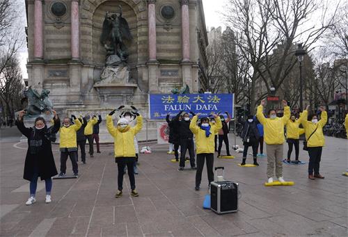 '图1～2：二零二一年三月二十一日星期日下午，在巴黎圣米歇尔广场，法轮功学员举办了炼功、讲真相和征集签名反迫害的活动。'
