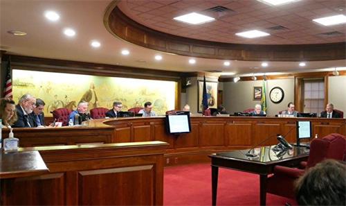 '图1:3月23日晚,美国弗吉尼亚州斯波特夕法尼亚县(Spotsylvania County)通过一项决议案,强烈谴责中共迫害法轮功,并强烈谴责中共活摘法轮功学员器官。图为会议现场。'