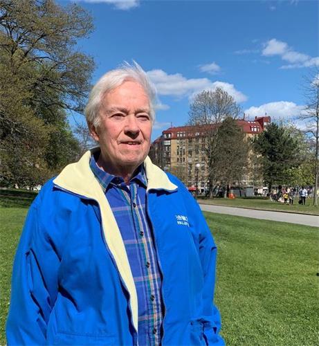 '图：87岁的瑞典退休老人罗纳德修炼法轮功后身心健康、走路一身轻，精神矍铄，变得越来越年轻了。'