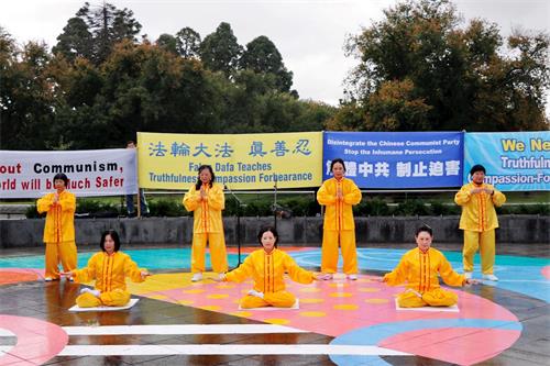 '图1：二零二一年四月十日，法轮功学员在澳洲第四大城市本迪戈市中心举办汽车游行和集会。图为在集会上，法轮功学员展示五套<span class='voca' kid='86'><span class='voca' kid='86'>功法</span></span>。'