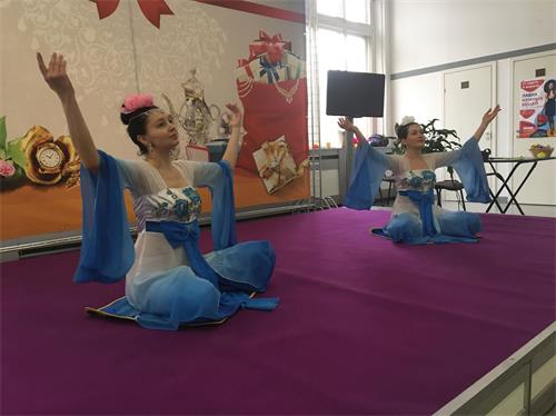 '图2：俄罗斯圣彼得堡学员在健康展表演舞蹈'