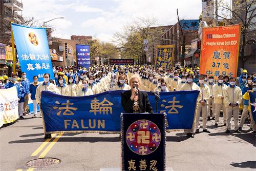 '图7：纽约民主党法拉盛社区领袖玛莎（Martha Flores-Vazquez）女士在集会上发言'