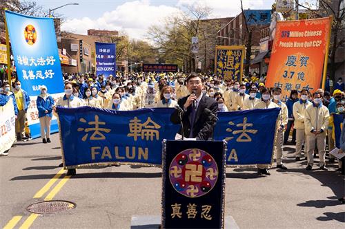 '图8：原中国科学院博士石采东在集会上发言'