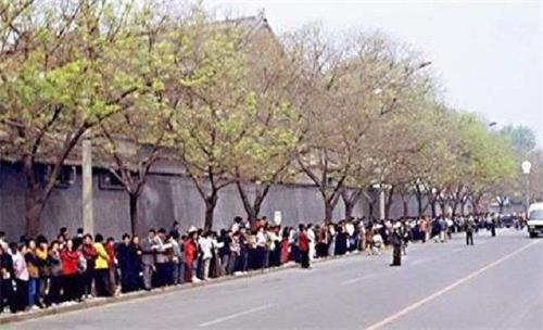 '图1：1999年4月25日，万名法轮功学员到北京中南海一侧的国务院信访办上访，被称作中国上访史上 “规模最大、最理性平和、最圆满” 的和平上访。图为秩序井然的四·二五上访民众。'