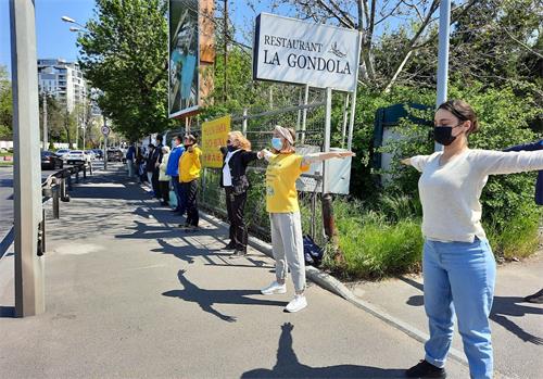 '图1～2：二零二一年四月二十四日及二十五日，罗马尼亚部份法轮功学员来到位于首都布加勒斯特市中共驻罗马尼亚大使馆和平抗议，呼吁制止迫害。'