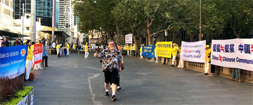 '图1～3：二零二一年四月二十三日，法轮功学员在悉尼市政厅（Town Hall）前集会，悉尼民众赞赏“四·二五”精神。'
