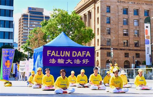 '图1～3：昆士兰法轮功学员在布里斯班广场（Brisbane Square）举行讲真相活动'