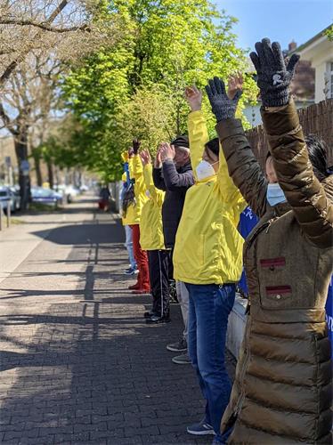 '图5：四月二十三日，法轮功学员在法兰克福中领馆前举办纪念“四·二五”和平上访二十二周年活动。'