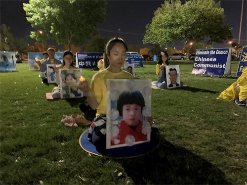 '图3：越南裔学员克莉丝缇娜参加烛光夜悼'