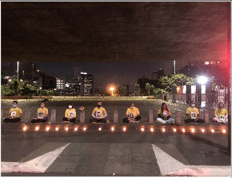 '图1：巴西学员在圣保罗人大道上的位于圣保罗艺术博物馆前举办了烛光守夜'