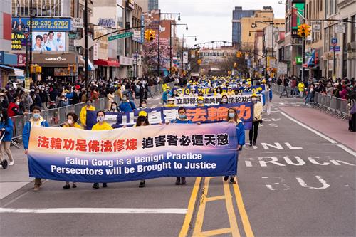 图1： 2021年4月18日，上千名大纽约地区中西族裔法轮功学员在华人社区法拉盛举行游行和集会，纪念四·二五，抗议中共迫害。
