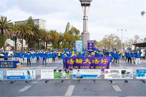 图5：旧金山湾区的法轮功学员在渡轮广场，举行集体炼功和集会活动，纪念“4·25”和平上访22周年，抗议中共迫害。