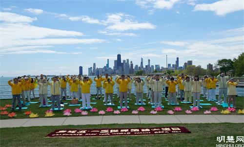 '图3：5月8日，大芝加哥地区部份法轮功学员在密西根湖畔集体炼功，庆祝“世界法轮大法日”，并恭贺师父华诞。'