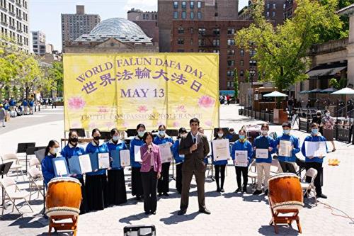 '图1：五月十一日，纽约部份法轮功学员在纽约市中心联合广场欢庆世界法轮大法日，纽约州政要褒奖法轮大法。'