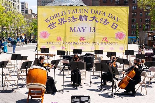 '图2～8：五月十一日，纽约部份法轮功学员在纽约市中心联合广场欢庆世界法轮大法日。'
