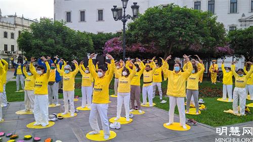 'Imagen 2: Los practicantes demuestran los ejercicios de Falun Gong'