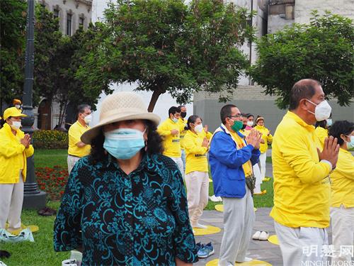 Foto 6: Isabel Mendoza, una residente cercana, ha estado observando a los estudiantes demostrar ejercicios y actuaciones de batería.  '