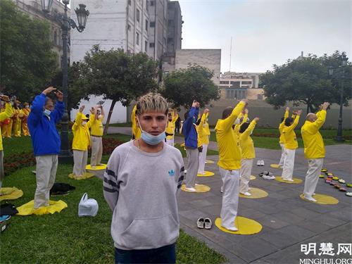 Imagen 7: Yonjairo Bazán está muy feliz de conocer a Falun Gong.  '