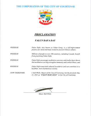 '图14：考特尼市（City of Courtenay）市长鲍勃·韦尔斯（Bob Wells）宣布五月十三日为 “法轮大法日”'