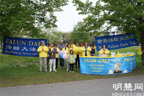 '图1:2021年5月13日,弗兰肯地区的部份法轮功学员在纽伦堡市沃德湖畔举办活动,参加活动的法轮功学员感恩师尊的慈悲救度,并祝师尊七十华诞快乐。'