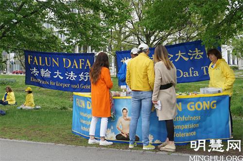 '图2:2021年5月13日,德国巴伐利亚州弗兰肯地区的部份法轮功学员在纽伦堡市沃德湖畔举办活动,庆祝第22届世界法轮大法日。'