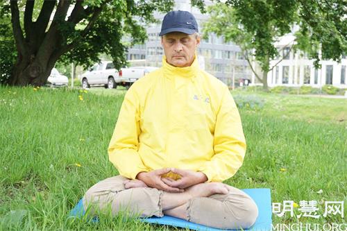 '图4:2021年5月13日,安德烈亚斯(Andreas S.)在庆祝法轮大法日活动中炼功。'