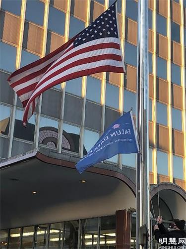 '图1：法轮大法日旗帜在密尔沃基市政厅前冉冉升起'