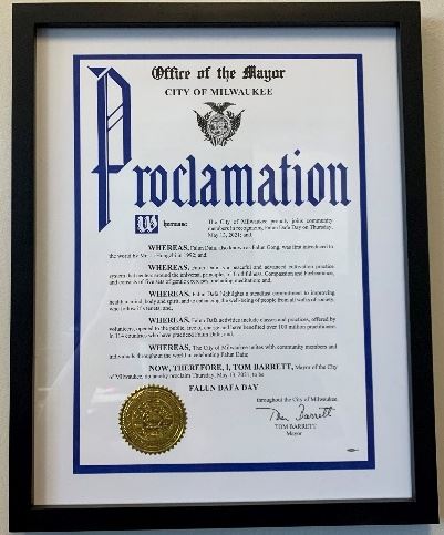 '图2：市长汤姆·巴雷特（Tom Barrett）签署褒奖令，宣布5.13是密尔沃基市的法轮大法日'
