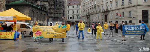 '图1：法轮功学员在维也纳史蒂芬广场庆祝法轮大法日'