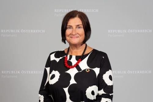 '图4：奥地利国会议员，社民党全球发展发言人佩特拉·巴依尔（ Petra Bayr）'
