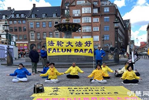 '图2：丹麦法轮功学员在哥本哈根老广场炼功，庆祝第二十二届世界法轮大法日'
