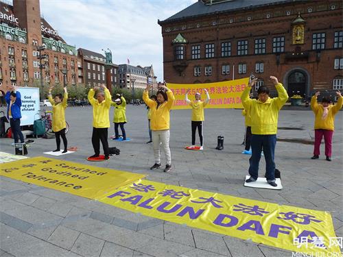'图3：丹麦法轮功学员在市政厅广场炼功，庆祝第二十二届世界法轮大法日'