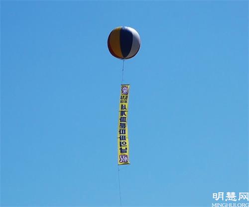 图15:在釜山海云台上空高悬着庆祝法轮大法日的横幅
