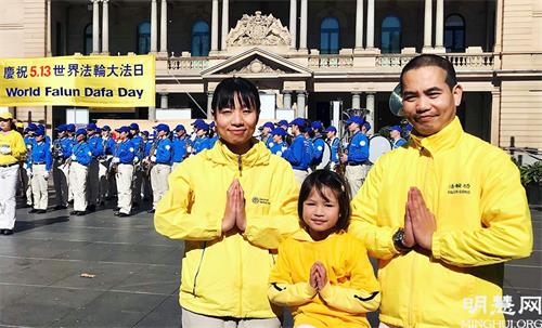 '图3:黄女士(Huynh Thi Ngan Ha)全家驾车五百公里到悉尼参加庆祝世界大法日的活动。'