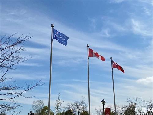 '图2～3：一面面印有“世界法轮大法日（FALUN DAFA DAY）真善忍（Truthfulness， Compassion，Tolerance）”的旗帜相继在加拿大的十个城市升起'