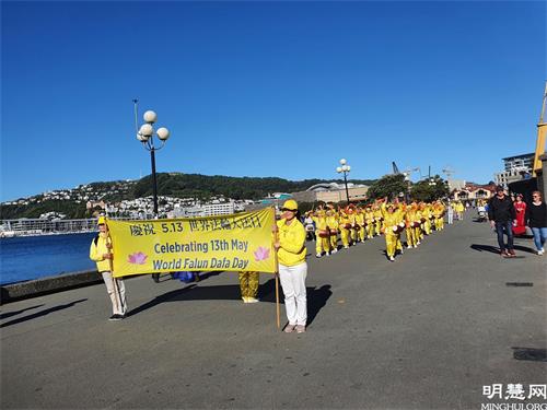 '图1～2：新西兰法轮功学员游行庆祝世界法轮大法日。'