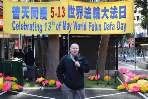 '图4：二零二一年五月十五日，墨尔本法轮功学员在著名华人聚居区举行的庆祝“五一三世界法轮大法日”的集会庆典上，澳洲国家公民委员会前主席威斯特摩尔（Peter Westmore）先生发言。'