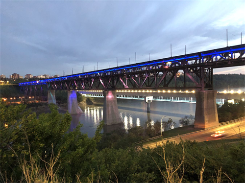 '图1～2：二零二一年五月二十日晚，加拿大亚省首府埃德蒙顿以彩灯点亮地标建筑高架桥 （High Level Bridge），以示庆祝世界法轮大法日。'