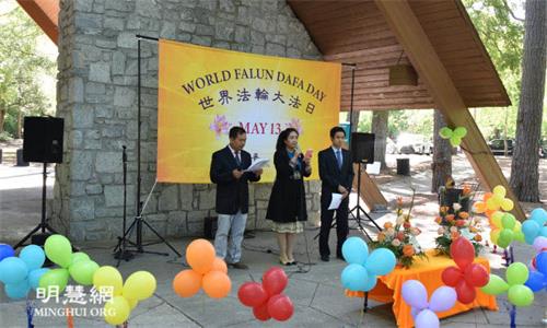 '图2：三位主持人以中文、英文、越南文主持庆祝会。'